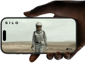 Una mano sostiene un iPhone 17 Pro, color plata, en posición horizontal, un video se reproduce a pantalla completa para destacar la duración de la batería