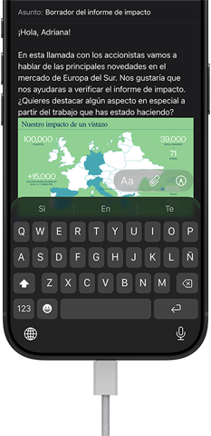iPhone 18 Pro, negro, conectado a un cargador, la pantalla muestra un email de trabajo en Mail