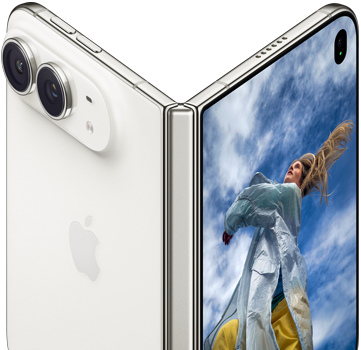 iPhone Duo, semiabierto como un libro con mecanismo de bisagra en el centro, la parte posterior a la izquierda tiene el logo de Apple y dos cámaras, la pantalla exterior a la derecha muestra la foto de una persona rubia