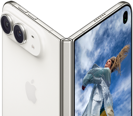 iPhone Duo, semiabierto como un libro con mecanismo de bisagra en el centro, la parte posterior a la izquierda tiene el logo de Apple y dos cámaras, la pantalla exterior a la derecha muestra la foto de una persona rubia